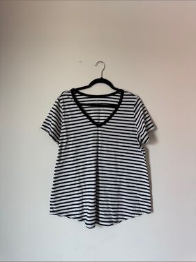 Torrid Black & White Striped V-Neck Short Sleeve Tee